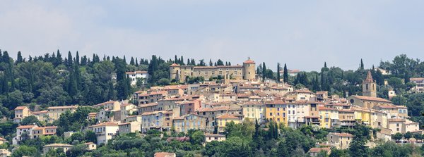 Peut-on trouver une location de vacances en Provence avec des ateliers de cuisine et des promenades en bateau?